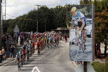 Saint-Leonard-de-Noblat, village de Raymond Poulidor, n&#039;oublie pas son champion. Ici lors de la 12e étape du Tour.