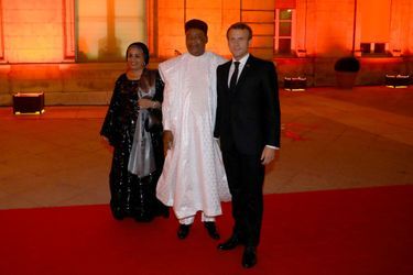 Emmanuel Macron aux côtés de Mahamadou Issoufou, président de la République du Niger, et son épouse. 