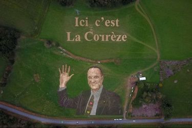 La fresque hommage à Jacques Chirac, dans un pré de Treignac, sur l&#039;étape arrivant à Sarran.