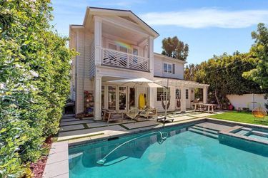 Dakota Fanning s'est acheté une sublime maison de style Cape-Cod à Toluca Lake (Los Angeles) pour 2,9 millions de dollars. 