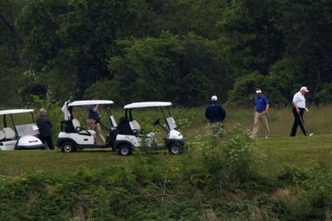 Donald Trump s&#039;adonne à une partie de golf dans son club de Sterling, en Virginie, dimanche.