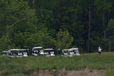 Donald Trump s&#039;adonne à une partie de golf dans son club de Sterling, en Virginie, dimanche.