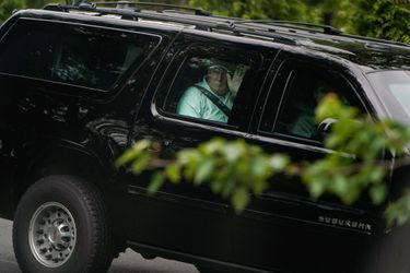 Donald Trump salue à bord d&#039;un véhicule, en quittant son club de golf de Sterling, en Virginie, dimanche.