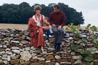 Jane Fonda et Roger Vadim avec leur fille Vanessa dans leur propriété de campagne, à 80 km de Paris, en 1969.