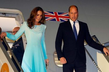 Kate Middleton et le prince William à leur descente d'avion à Islamabad, le 14 octobre 2019.