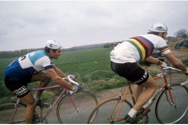 Raymond Poulidor en duel avec Eddy Merckx, lors du Paris-Roubaix de 1972.