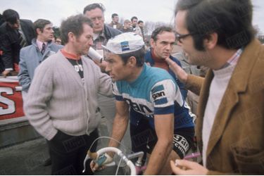 Poupou épuisé après son duel acharné avec Eddy Merckx, lors du Paris-Roubaix de 1972.
