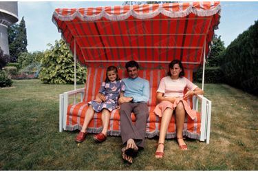 Raymond Poulidor chez lui avec ses deux filles, en 1976
