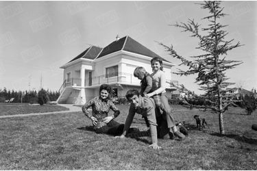 Raymond Poulidor, avec son épouse Gisèle et leurs deux filles, Isabelle et Corinne, dans leur maison du Limousin, en avril 1971.