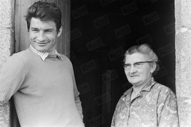 Raymond Poulidor chez lui dans Limousin, avec sa mère Marie-Marguerite, en avril 1971.