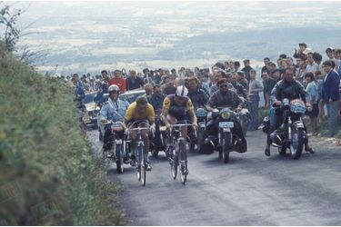 Dans le Puy-de-Dôme, Anquetil dépassé par Poulidor à un kilomètre de l'arrivée en 1964...