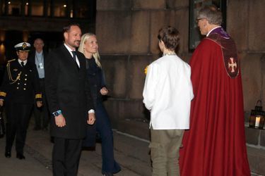La princesse Mette-Marit et le prince Haakon de Norvège avec le président de la Conférence des évêques norvégiens et un jeune Ukrainien à Oslo, le 1er mars 2022
