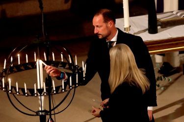 La princesse Mette-Marit et le prince Haakon de Norvège allument des bougies de paix pour l'Ukraine à Oslo, le 1er mars 2022