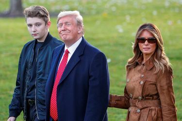 Barron, Donald et Melania Trump quittant la Maison-Blanche, le 26 novembre 2011.