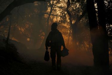 A Sonoma, samedi, un pompier ravitaille ses camarades qui tentent de contenir les flammes.