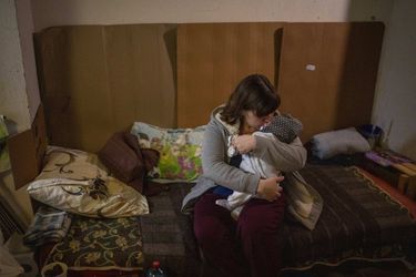 Les jeunes patients traités à l'hôpital pédiatrique Okhmadet, à Kiev, installés dans les sous-sols pour se protéger, le 1er mars 2022.