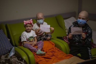 Les jeunes patients traités à l'hôpital pédiatrique Okhmadet, à Kiev, installés dans les sous-sols pour se protéger, le 28 février 2022.