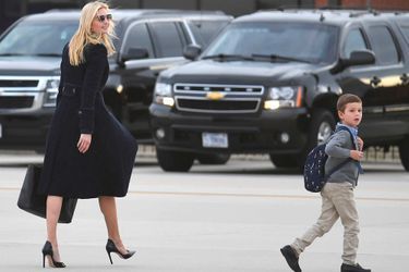Ivanka Trump et son fils Joseph descendent d'Air Force One, le 10 mars 2019.