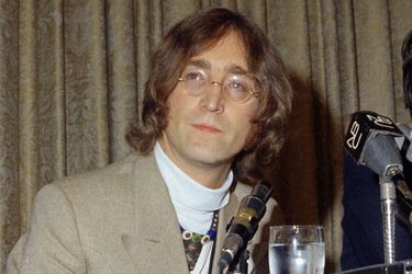 John Lennon a été confié à la soeur de sa mère biologique, alors que son père partait souvent en mer et que sa mère ne parvenait plus à subvenir aux besoins de son fils. 