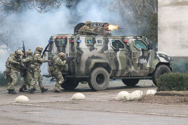 Des agents ukrainiens chargés de l'application des lois participent à des exercices d'entraînement tactiques spéciaux organisés par la police, la Garde nationale et les services de sécurité sur le terrain d'entraînement de Kalanchak dans la région de Kherson, en Ukraine, le 12 février. Image d'illustration.