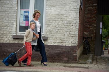La reine Mathilde de Belgique accompagne le prince Emmanuel pour sa rentrée des classes à Kessel-Lo, le 1er septembre 2015