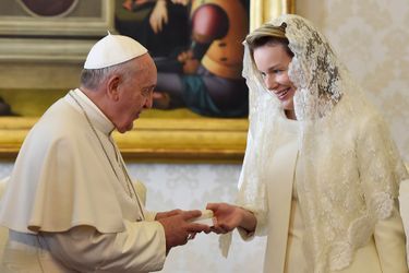 La reine Mathilde de Belgique avec le pape François au Vatican, le 9 mars 2015