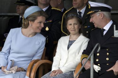 La reine Mathilde de Belgique avec le roi Philippe et la princesse Elizabeth qui inaugure son premier navire à Zeebrugge, le 6 mai 2015