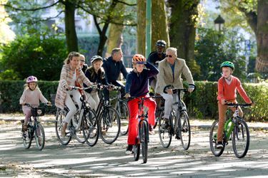 La reine Mathilde de Belgique avec le roi Philippe et leurs enfants à Bruxelles pour &quot;Dimanche sans voiture&quot;, le 21 septembre 2015 