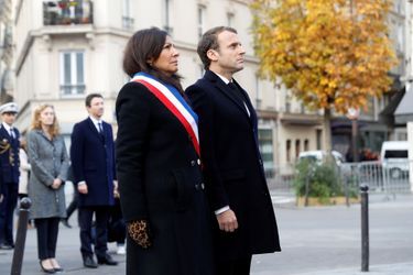 Emmanuel Macron et Anne Hidalgo lors des hommages devant Le Carillon et Le Petit Cambodge.