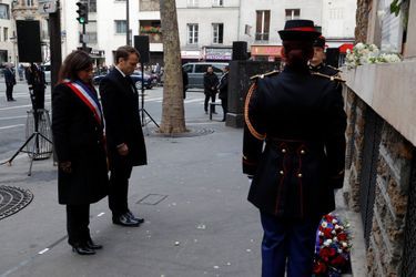 Emmanuel Macron et Anne Hidalgo observent une minute de silence devant La Belle Equipe. 