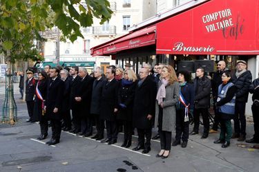 Emmanuel Macron et Anne Hidalgo lors de l&#039;hommage devant le Comptoir Voltaire, en compagnie de Francois de Rugy, François Hollande, Brigitte Macron, Gerard Collomb et Nicole Belloubet. 