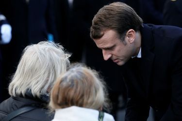 Emmanuel Macron saluant les familles des victimes lors de la cérémonie devant Le Carillon et Le Petit Cambodge.