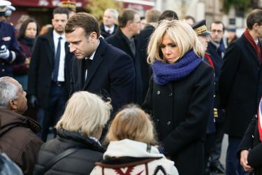 Emmanuel et Brigitte Macron saluant les familles des victimes lors de la cérémonie devant Le Carillon et Le Petit Cambodge.
