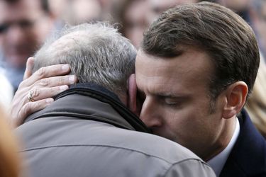 Emmanuel Macron, lors de la cérémonie au Bataclan avec des familles de victimes. 