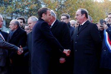 Emmanuel Macron et François Hollande à la cérémonie au Stade de France. 