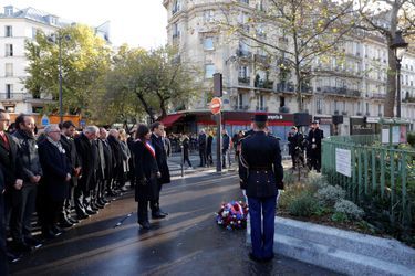 Emmanuel Macron et Anne Hidalgo lors de la minute de silence à La Bonne bière, rue de la Fontaine au Roi. La plaque est située sur la grille du jardin, boulevard Jules Ferry 