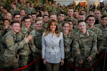 Melania Trump et les militaires de la base de Fayetteville, en Caroline du Nord, le 15 avril 2019.