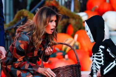 Melania Trump et un enfant venu à la Maison-Blanche pour Halloween, le 28 octobre 2019.