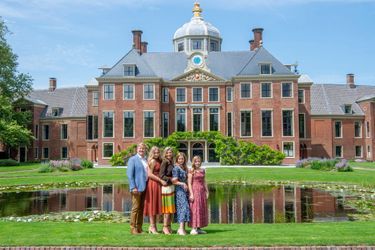 La reine Maxima et le roi Willem-Alexander des Pays-Bas avec leurs filles devant leur palais Huis ten Bosch à La Haye, le 19 juillet 2019