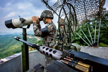 Armés d&#039;une mitrailleuse lourde, des Sud-Coréens surveillent la zone depuis un édifice antichar. 