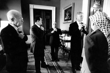 Le 28 septembre 1995, en présence du roi Hussein (au centre), de Bill Clinton, le président des États-Unis, et de Hosni Moubarak, le président égyptien, le Premier ministre travailliste israélien Yitzhak Rabin et le dirigeant palestinien Yasser Arafat signent, à la Maison-Blanche, un accord intérimaire sur l’extension de l’autonomie en Cisjordanie.