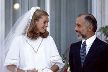 Le 15 juin 1978, le roi Hussein épouse en quatrièmes noces l’Américaine Lisa Halaby, une jeune architecte de 26 ans, qui prendra le nom de Noor et lui donnera quatre enfants, dont le prince Hamza.