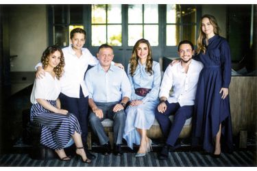 Pour la nouvelle année 2019, le roi Abdallah II pose avec son épouse, la reine Rania, et leurs enfants, la princesse Iman, 22 ans, le prince Hachem, 13 ans, Hussein, 24 ans, et Salma, 18 ans.