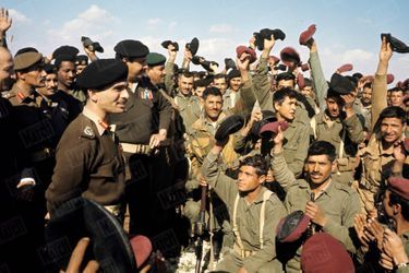 En mars 1970, Hussein, en tenue militaire, est salué par les troupes de parachutistes. Il a été mandaté par le président égyptien Nasser pour traiter secrètement avec les Américains afin de récupérer la Cisjordanie.