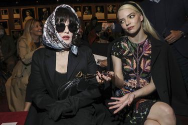 Isabelle Adjani et Anya Taylor-Joy au défilé Dior à Paris le 1er mars 2022
