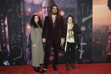 Jason Momoa avec ses enfants Lola et Nakoa à l'avant-première du film «The Batman» à New York le 1er mars 2022