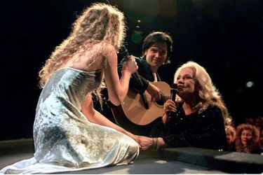 En 1995, Vanessa Paradis chante «Le Tourbillon de la vie» avec Jeanne Moreau, présidente du 48e Festival de Cannes, à l’occasion de son ouverture. Une version émouvante en duo, restée dans les annales.