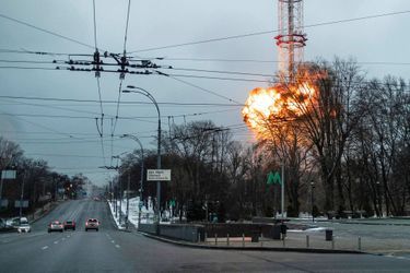 Cinq personnes ont été tuées et cinq blessées dans une frappe russe contre la tour de télévision à Kiev, le 1er mars 2022.