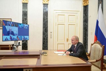 Dans son bureau du Kremlin, Vladimir Poutine échange avec des membres du Conseil de sécurité de la Fédération de Russie (CSFR), le 25 février.
