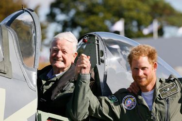 Le prince Harry et Tom Neill sur l'aérodrome de Goodwood, le 15 septembre 2015